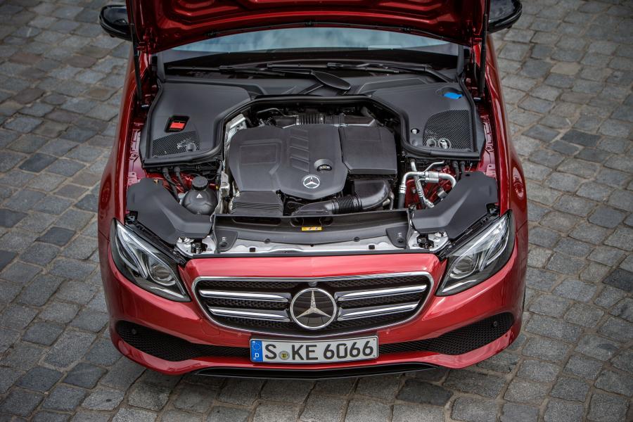 Моторный отсек Mercedes-Benz E220 d Avantgarde Line Estate 2016 года  (фото 2 из 26)